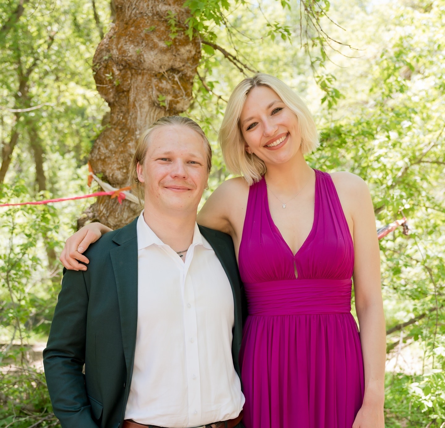 Hochzeitssängerin Sarah Kaiser an der Hochzeit eines Freundes - Sarah Singt. Auf diesem Bild sieht man Sarah Kaiser zusammen mit einem Bräutigam an dessen Hochzeit.