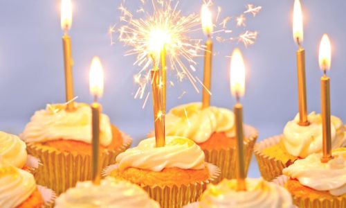 Sängerin für den Geburtstag - Beitragsbild - Sarah Singt. Auf dem Bild sieht man Muffins mit brennenden Kerzen darauf und einer Wunderkerze.