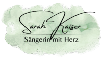 Sarah Kaiser - Sängerin mit Herz für Hochzeit, Taufe, Beerdigung und andere Anlässe - sarahsingt.de - Logo. Auf dem Logo sieht man einen grünen Hintergrund, der leicht verwaschen aussieht, so als ätte man ihn mit Wasserfarben gemalt. Im Vordergrund steht in geschwungener Schrift "Sarah Kaiser". Darunter befindet sich ein Strich und darunter steht geschrieben "Sängerin mit Herz"