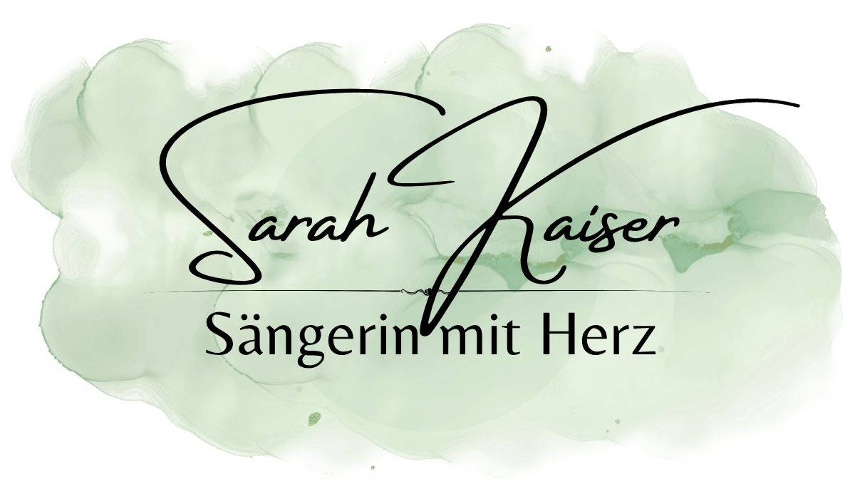 Sarah Kaiser - Sängerin mit Herz für Hochzeit, Taufe, Beerdigung und andere Anlässe - sarahsingt.de - Logo. Auf dem Logo sieht man einen grünen Hintergrund, der leicht verwaschen aussieht, so als ätte man ihn mit Wasserfarben gemalt. Im Vordergrund steht in geschwungener Schrift "Sarah Kaiser". Darunter befindet sich ein Strich und darunter steht geschrieben "Sängerin mit Herz"