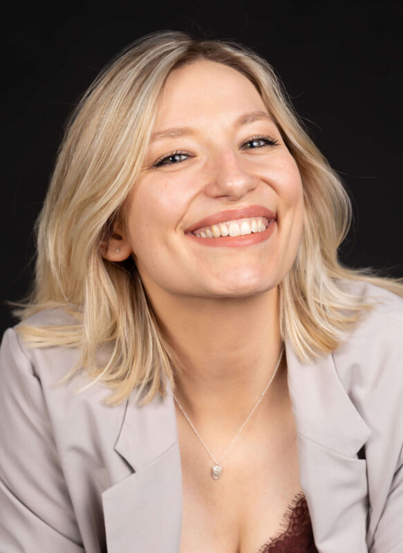 Sarah Kaiser - Sängerin und Online Marketing Managerin - Sarah Singt. Auf dem Bild sieht man Sarah Kaiser und sie lächelt freundlich in die Kamera.