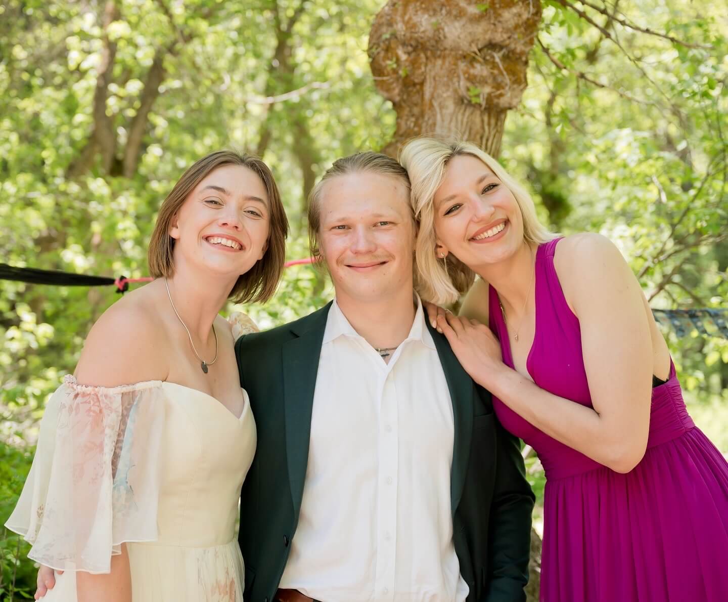 Sarah Kaiser als Sängerin zur Hochzeit - Sarah Singt. Auf dem Bild sieht man Sarah Kaiser zusammen mit einem Hochzeitspaar an ihrer Hochzeit.