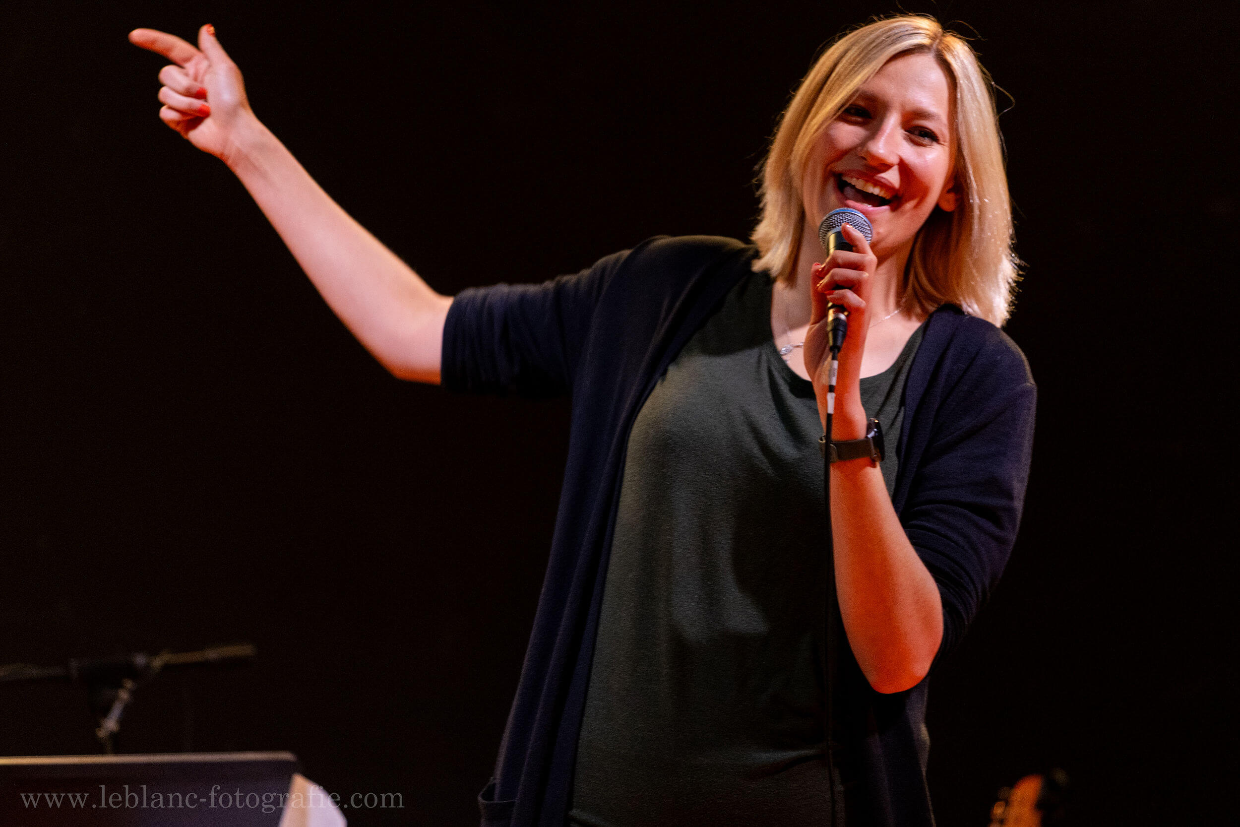 Was kostet eine Sängerin - Gesangspakete - Sarah Singt - compressed. Eine blonde Frau singt lächelnd in die Kamera.